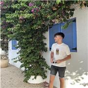 Soy un estudiante Universitario que ha estudiado inglés toda su vida. 
Siempre me ha gustado enseñar a los demás y mostrar mis con